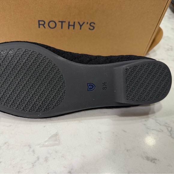 Rothy’s

The Almond Loafer in Quilted Black - Picture 5 of 8